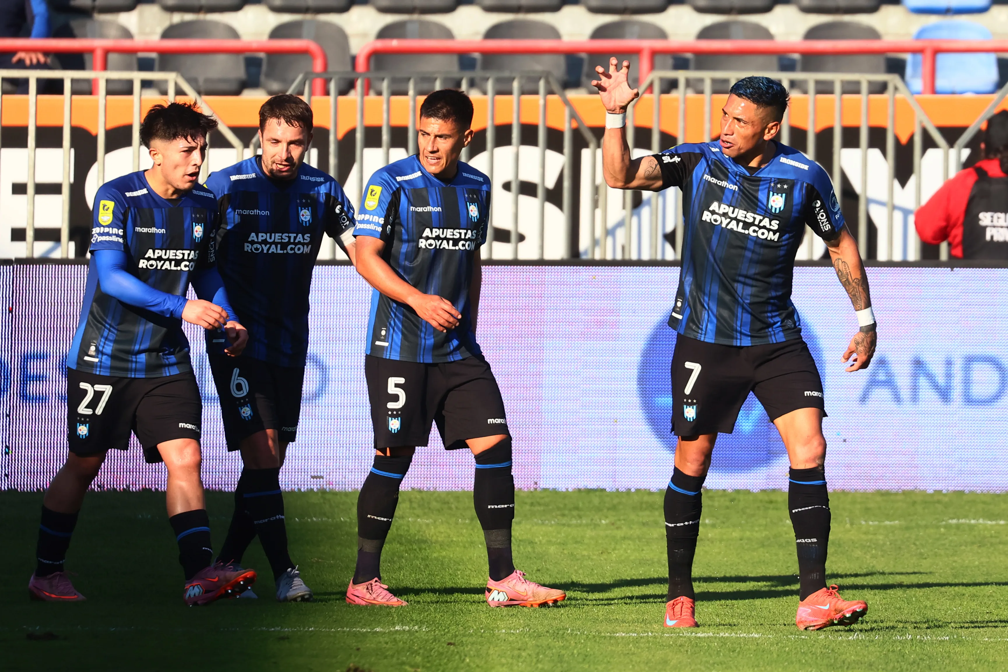 Así festejó Huachipato el gol de Mario Briceño. (Eduardo Fortes/Photosport).