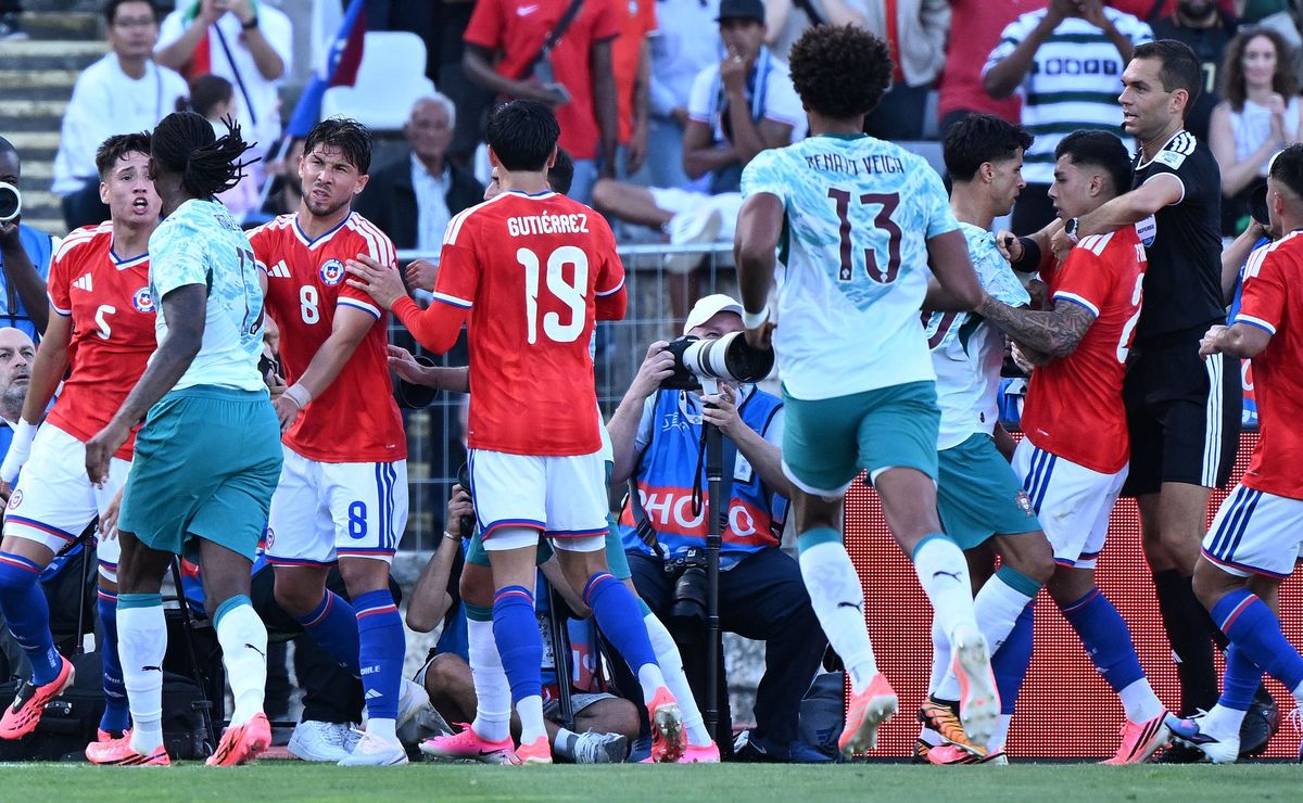 DT de Portugal lanza fuerte crítica a Chile por los golpes entre Román y Rafael Leao: “Los sudamericanos tienden a pelearse”