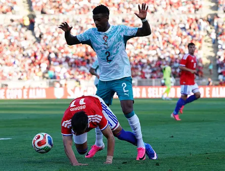 Nelson Semedo marca a Darío Osorio. (Getty Images).