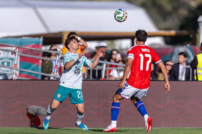Francisco Conceiçao ante Gabriel Suazo. (Getty Images).
