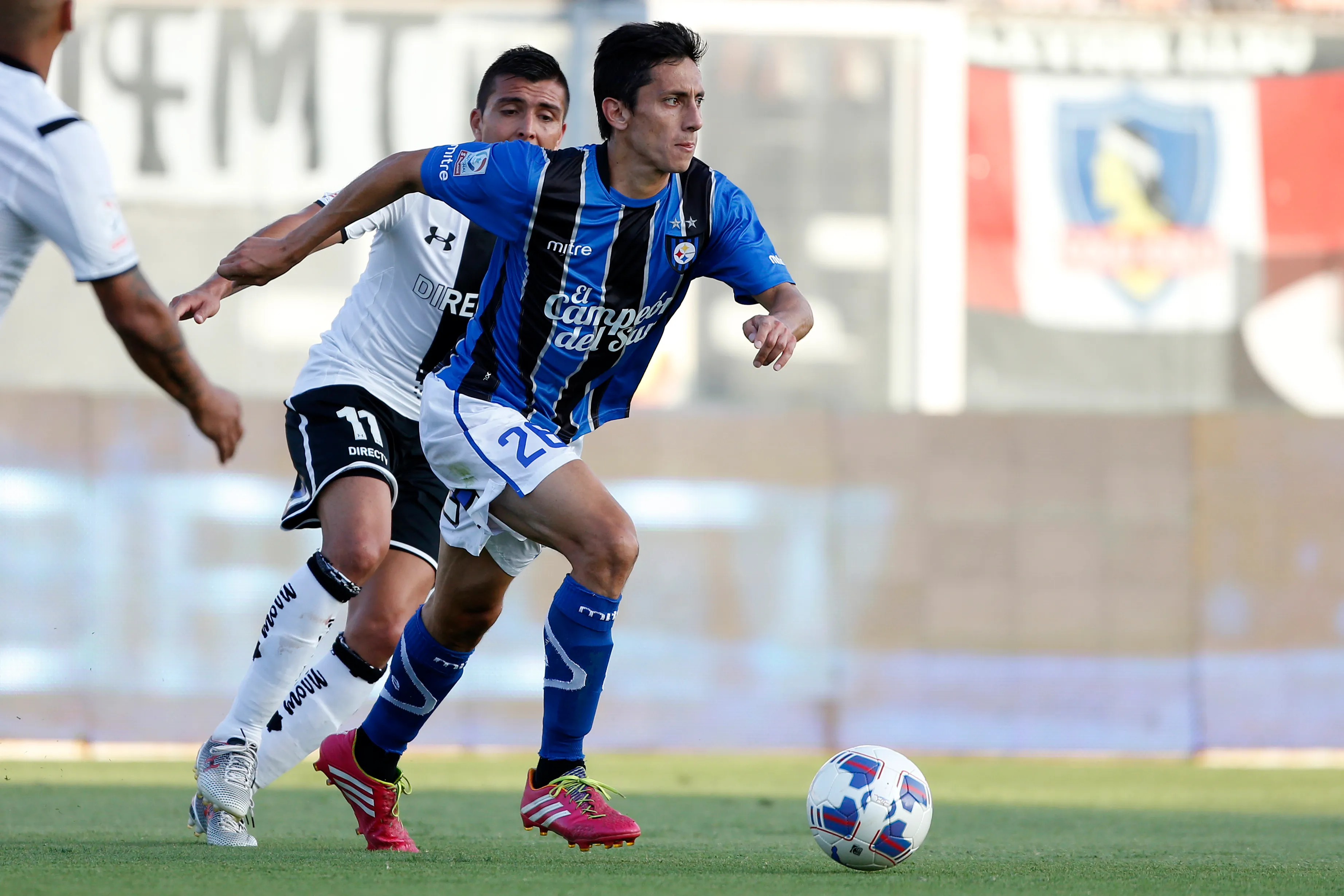 Leandro Delgado en acción por Huachipato ante Colo Colo. (Andrés Piña/Photosport).