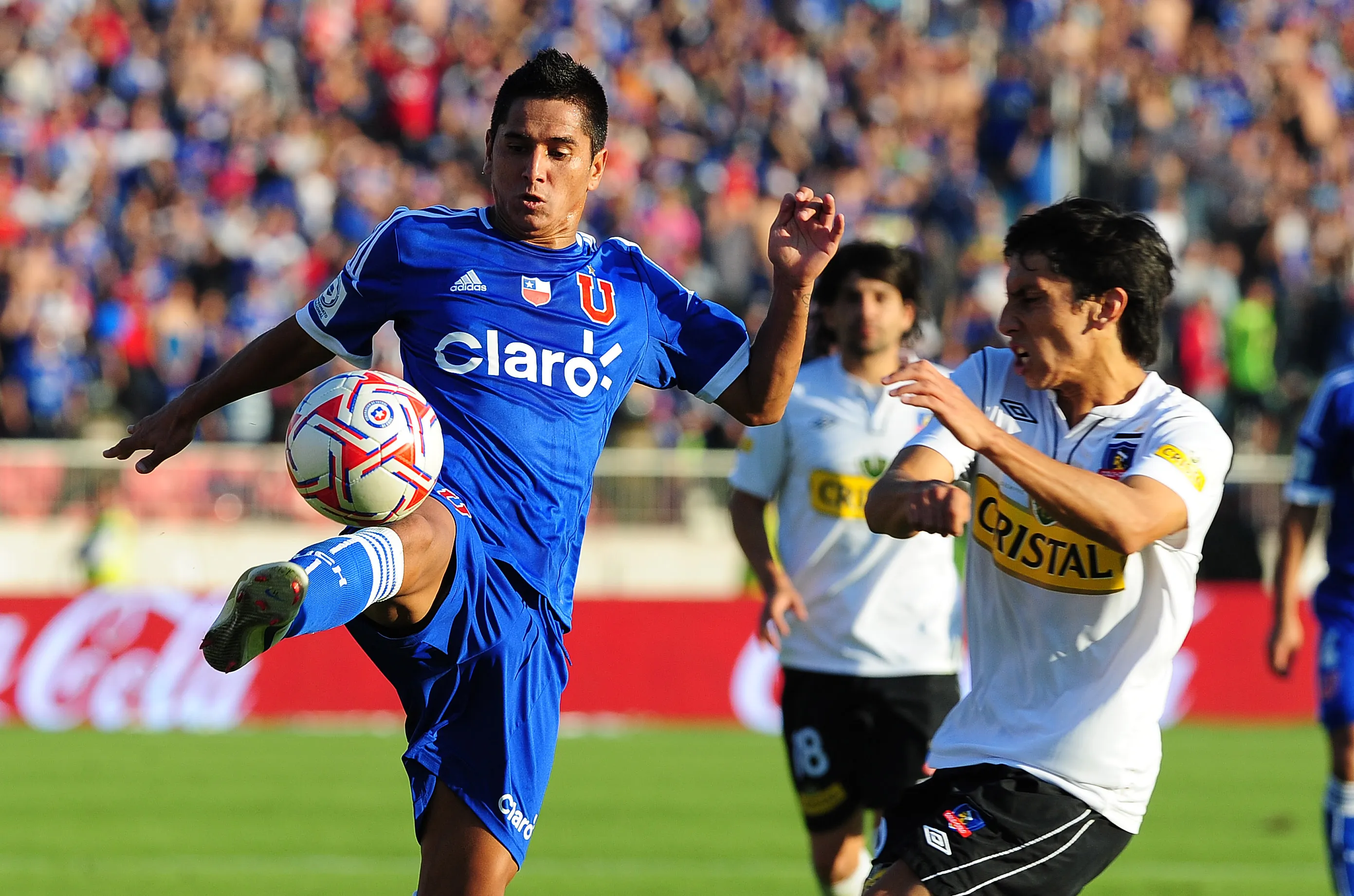 Leandro Delgado en acción frente a Universidad de Chile. (David Vásquez | Photosport).