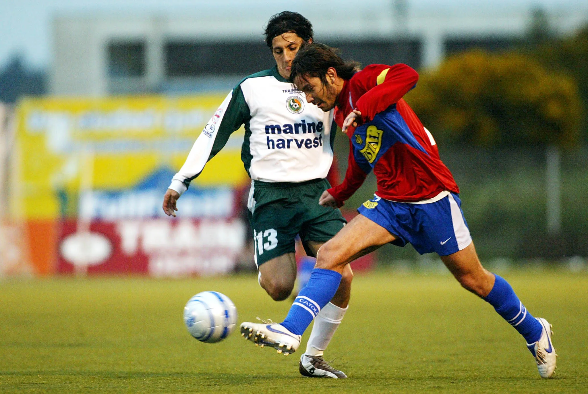 Leandro Delgado marca a Francisco Arrué en un Puerto Montt vs Católica. (Luis Hidalgo | Photosport).