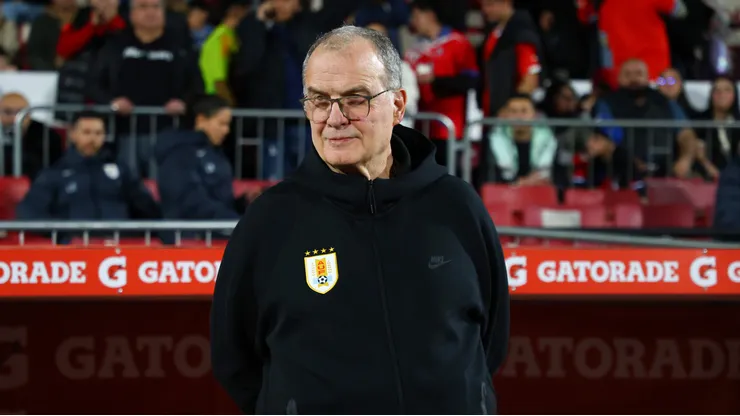 Bielsa en su último partido en el Estadio Nacional, al mando de Uruguay.