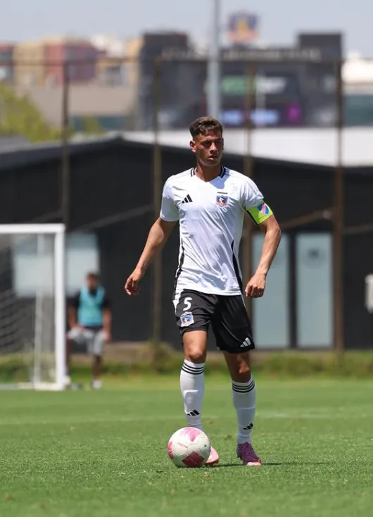 José Durán en acción por el equipo proyección de Colo Colo, donde fue capitán. (Instagram).
