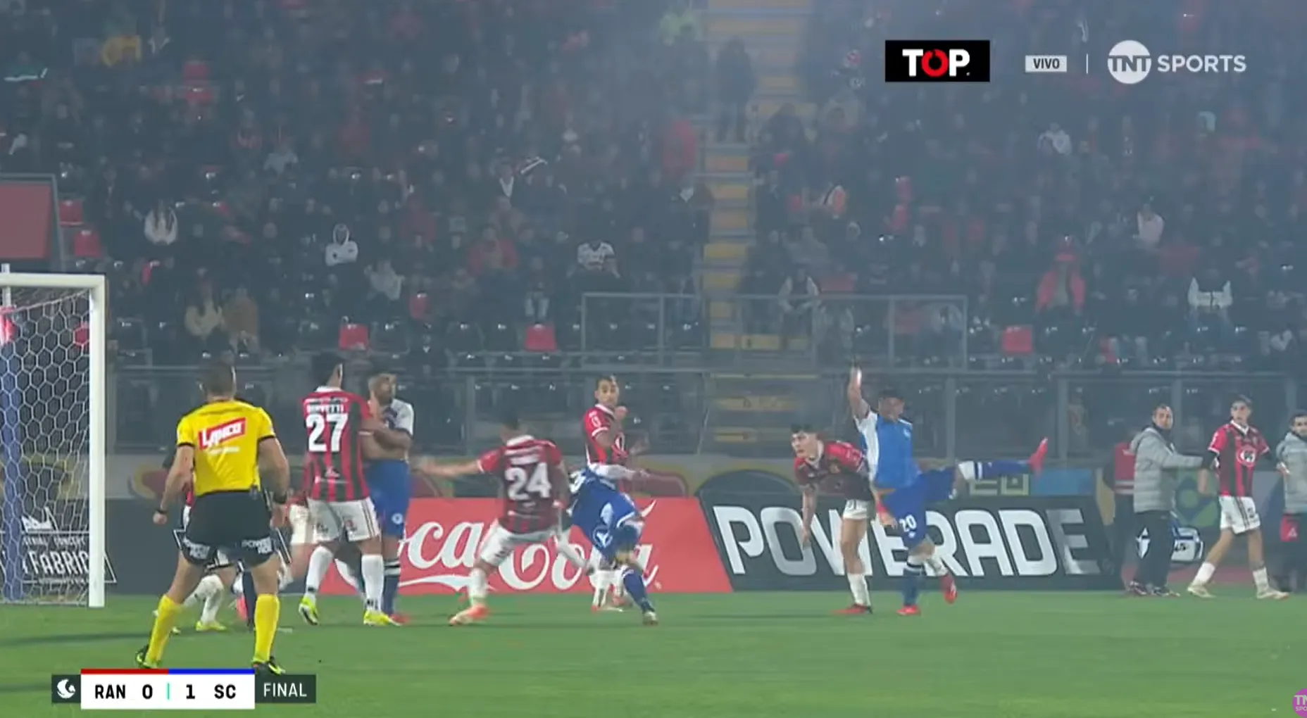 Felipe Orellana hizo una palomita en el área ante la marca de Tomás Gómez. (Captura TNT Sports).