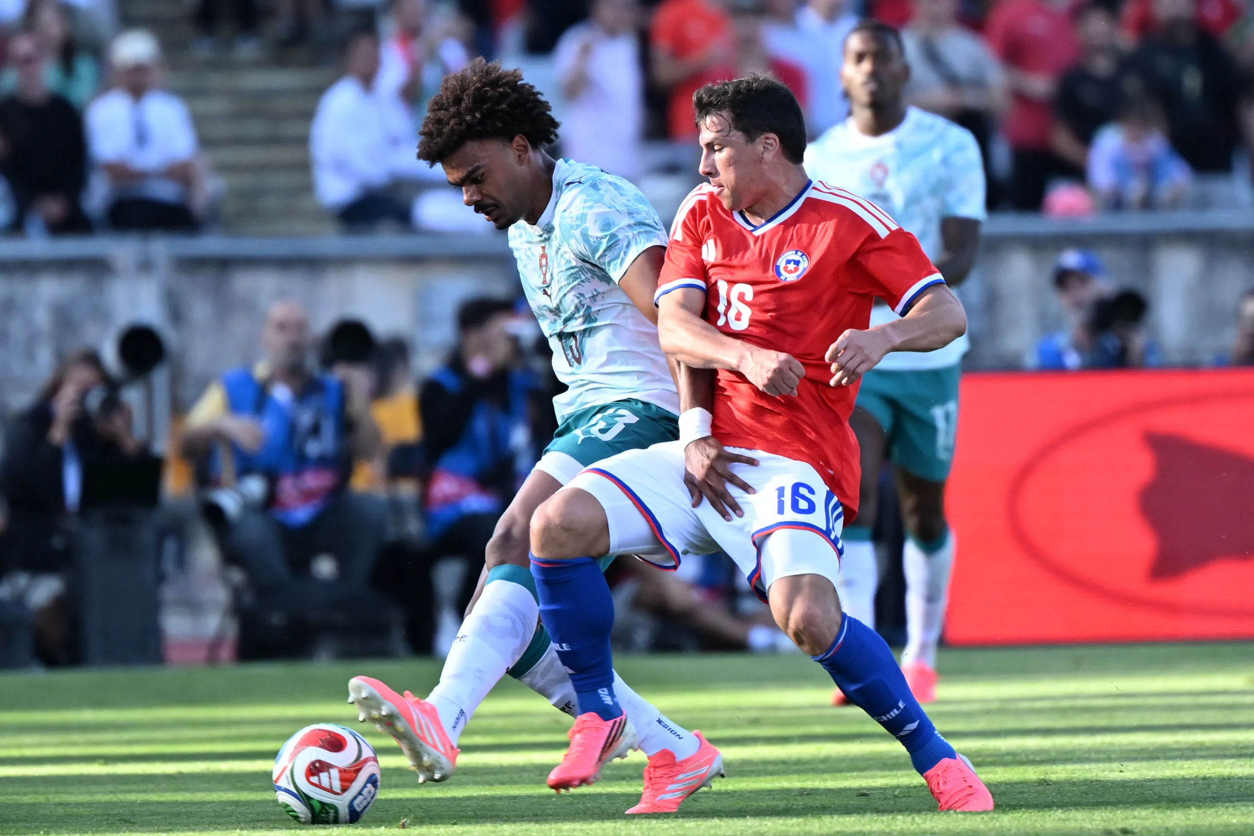 Gonzalo Tapia lucha ante el portugués Renato Veiga. (Zed Jameson/Photosport).