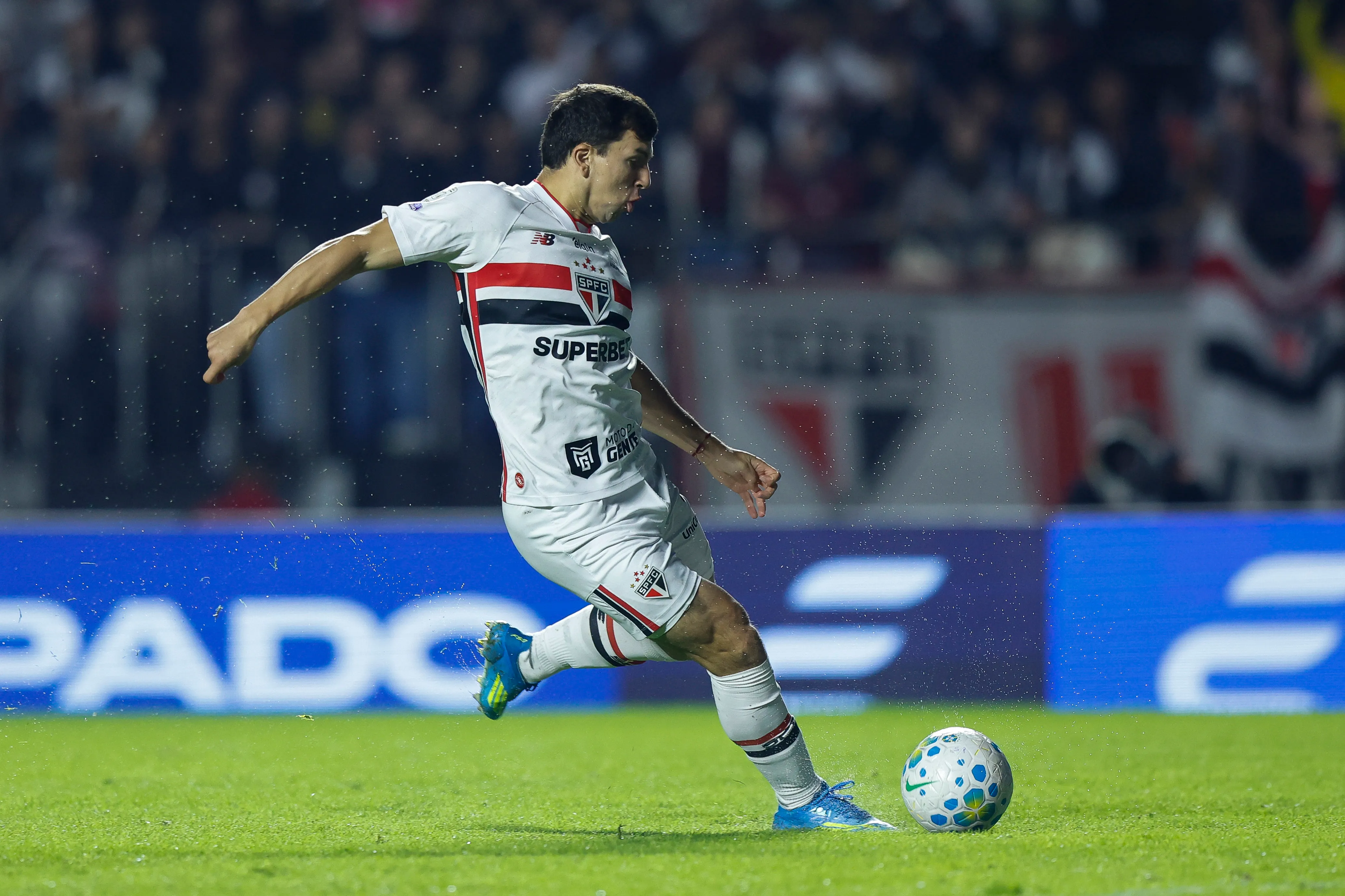 Gonzalo Tapia en acción por Sao Paulo: allí ha anotado ocho goles en 48 encuentros. (Miguel Schincariol/Getty Images).