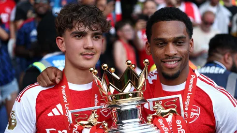 Jürrien Timber y Max Dowman festejan la Premier League que ganó el Arsenal.