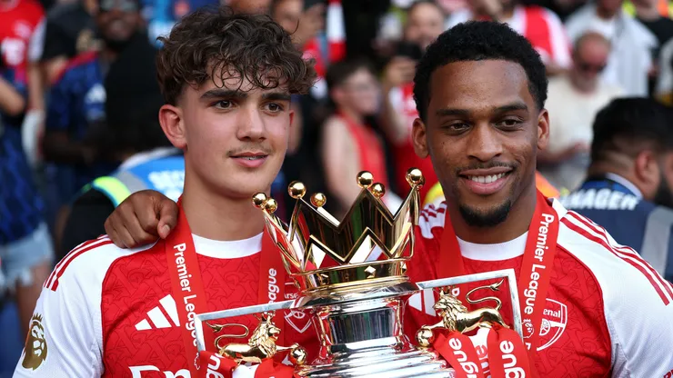 Jürrien Timber y Max Dowman festejan la Premier League que ganó el Arsenal.