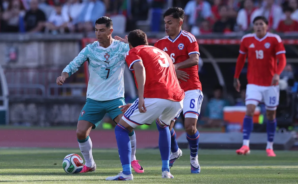 Guillermo Maripán cambia camiseta con Cristiano Ronaldo Guillermo Maripán cambia camiseta con Cristiano Ronaldo