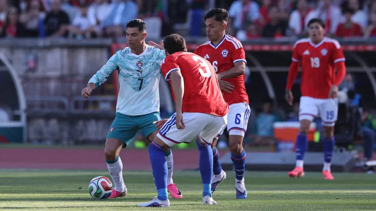 Cristiano Ronaldo pasó su camiseta en el amistoso de Portugal vs Chile.