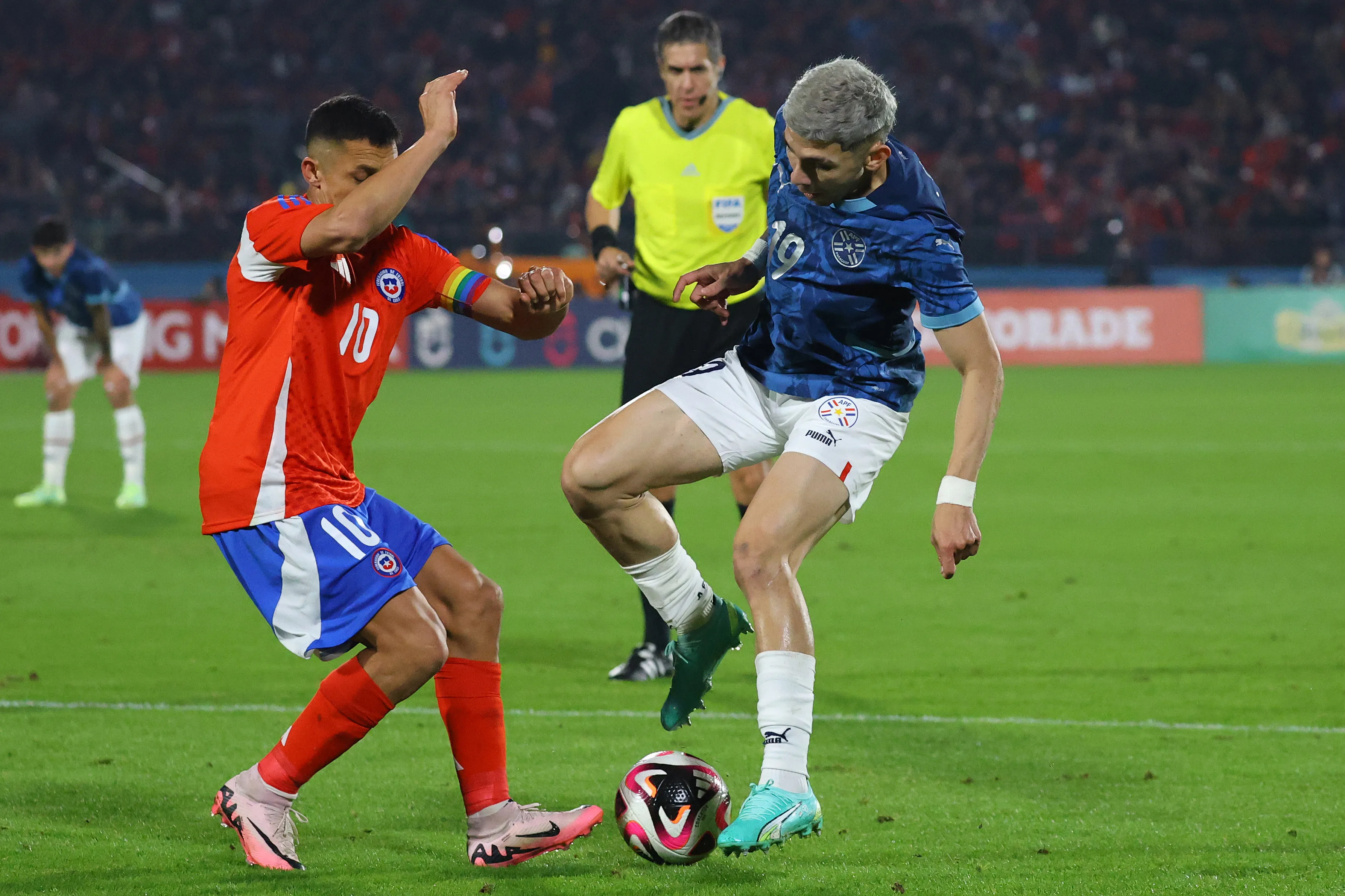 Julio Enciso enfrenta a Alexis Sánchez en un amistoso entre Chile y Paraguay. (Marcelo Hernandez/Getty Images).
