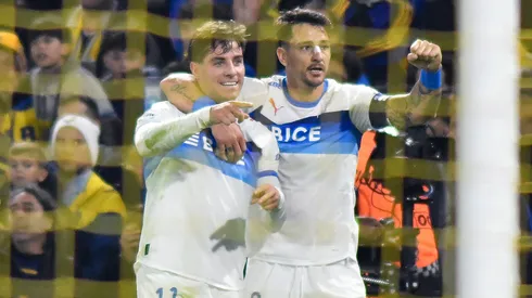 Clemente Montes y el Toro Zampedri celebran el golazo de Católica en La Bombonera.