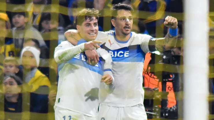 Clemente Montes y el Toro Zampedri celebran el golazo de Católica en La Bombonera.