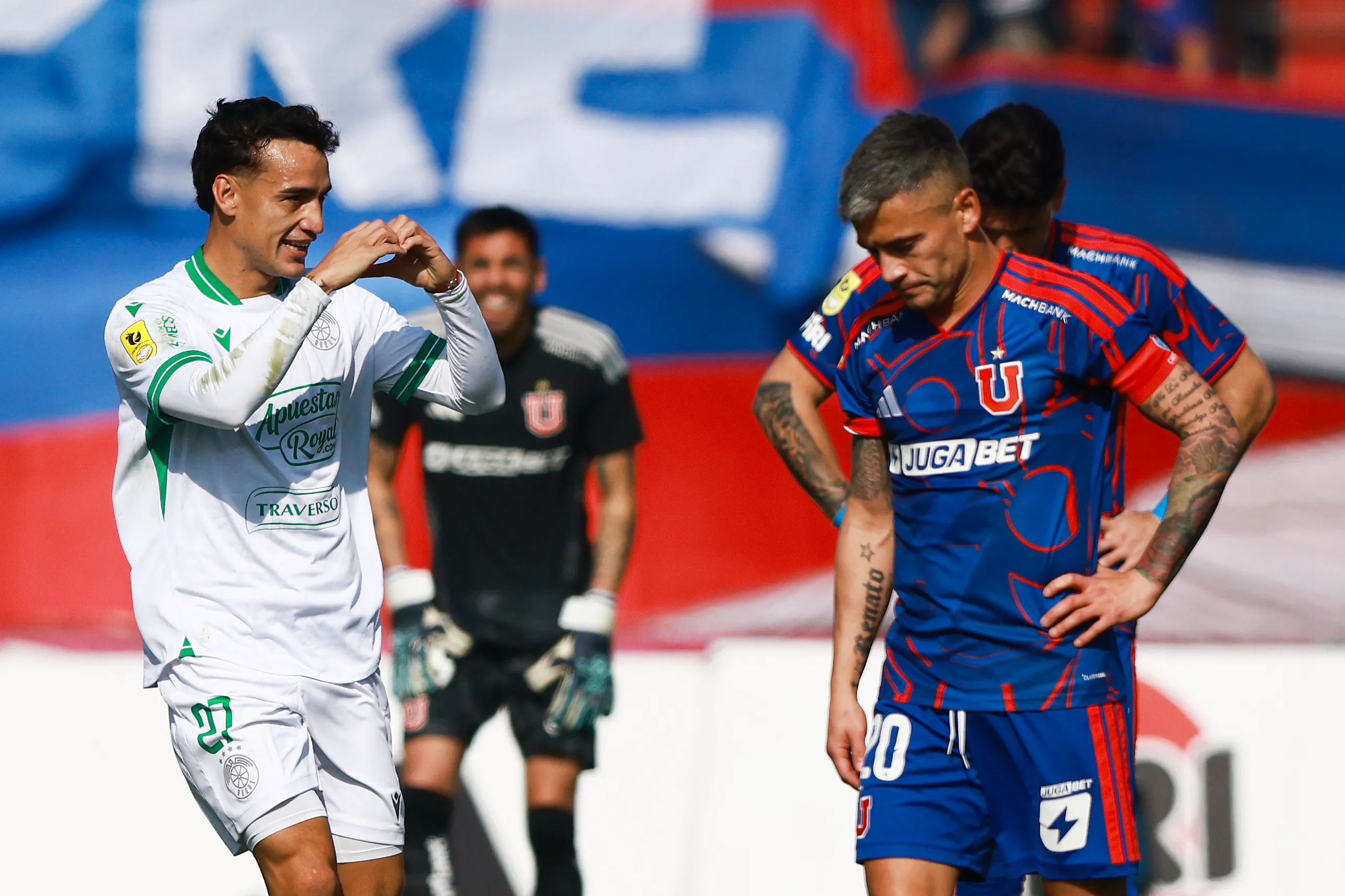 Charles Aránguiz vuelve a sufrir con los problemas físicos en la U. Foto: Felipe Zanca/Photosport