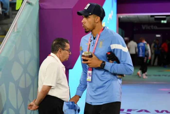 Ronald Araujo vio desde fuera el partido ante Ghana que eliminó a la Celeste de Qatar 2022. (Getty Images).