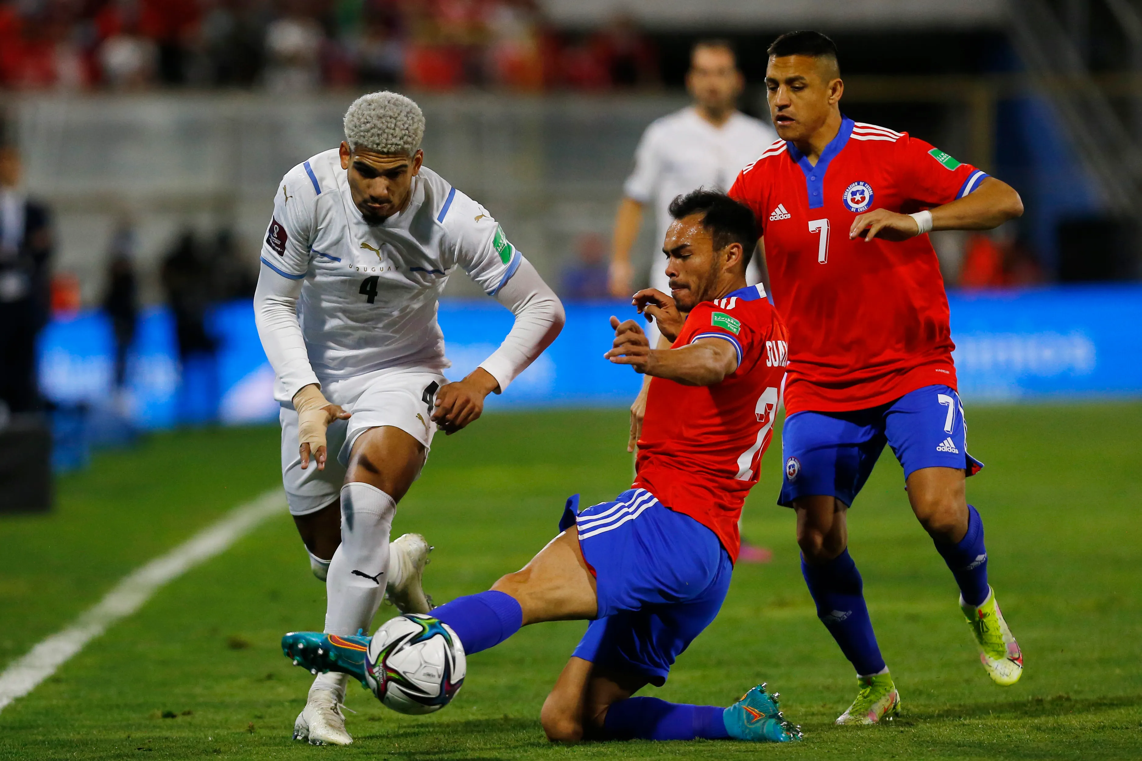 Ronald Araujo en acción ante Chile. Por Uruguay juega de defensor central o lateral derecho, como aquel día en San Carlos de Apoquindo. (Marcelo Hernandez/Getty Images).