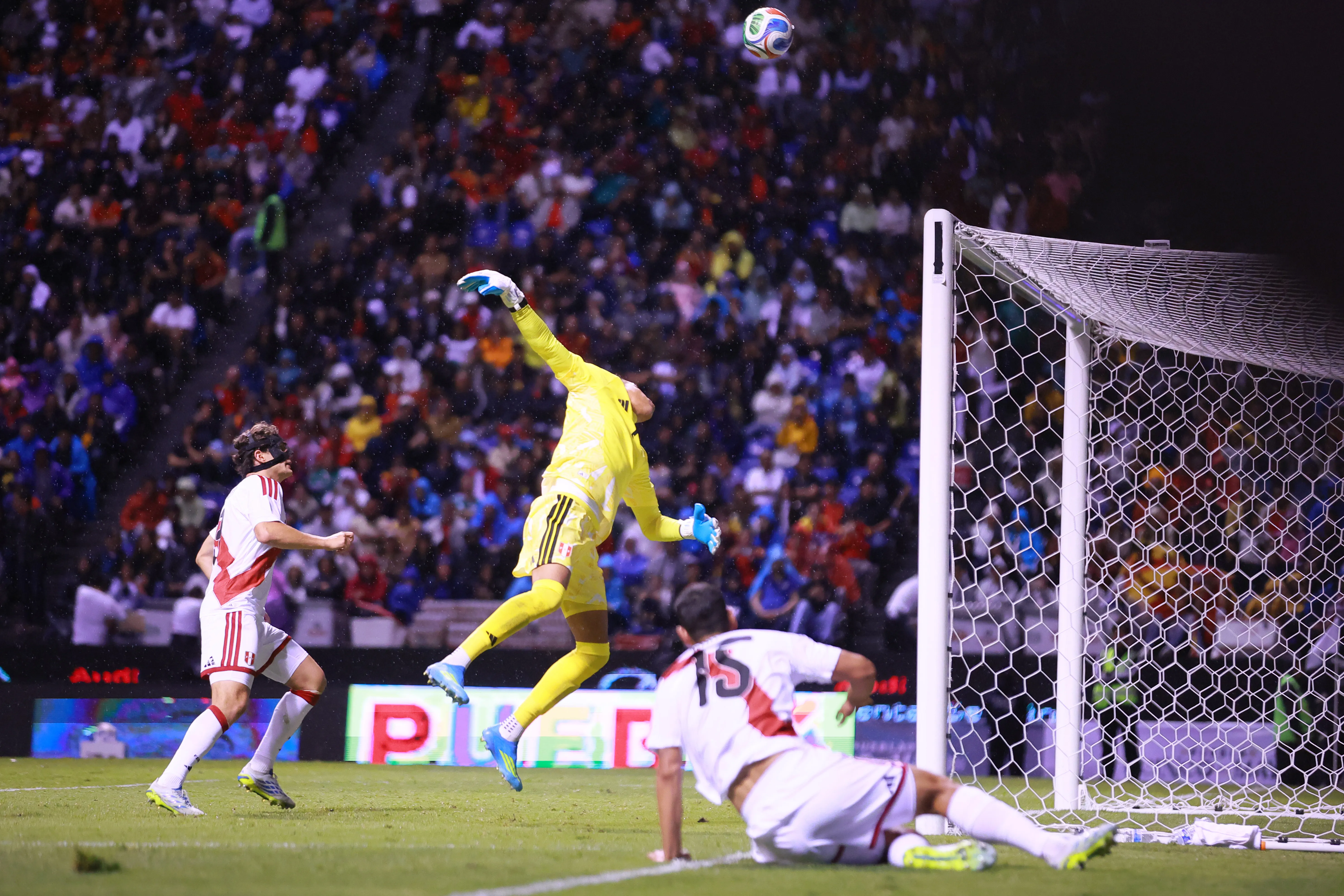 Pedro Gallese no pudo contener ese débil centro de Yeremy Pino. (Manuel Velasquez/Getty Images).