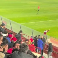 Video: hinchas de Unión Española agrenden a rivales "infiltrados"