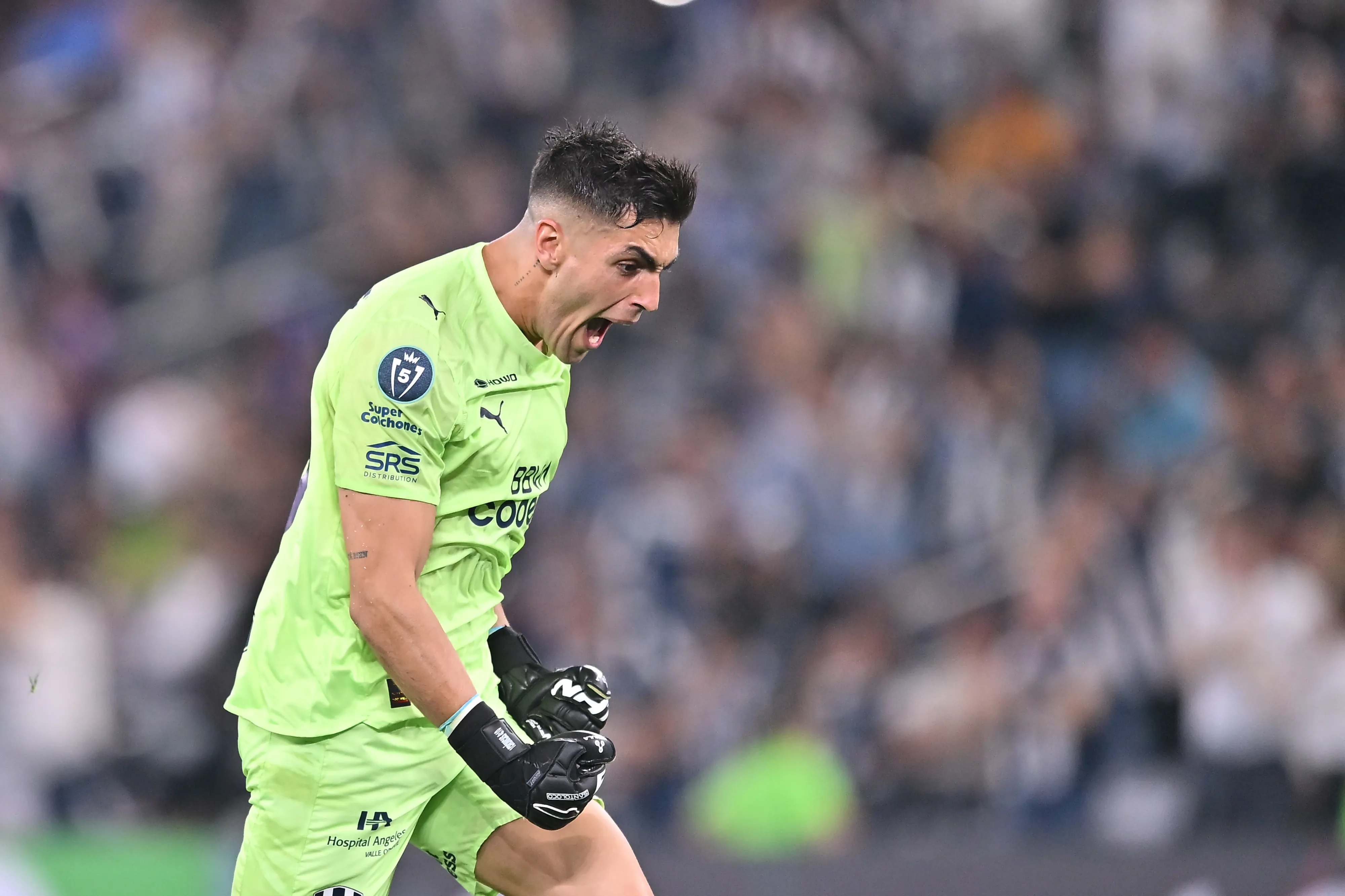 Santiago Mele es un consagrado en el arquero de Monterrey. ¿Podrá Colo Colo sacarlo de ahí? | Foto: Getty Images.