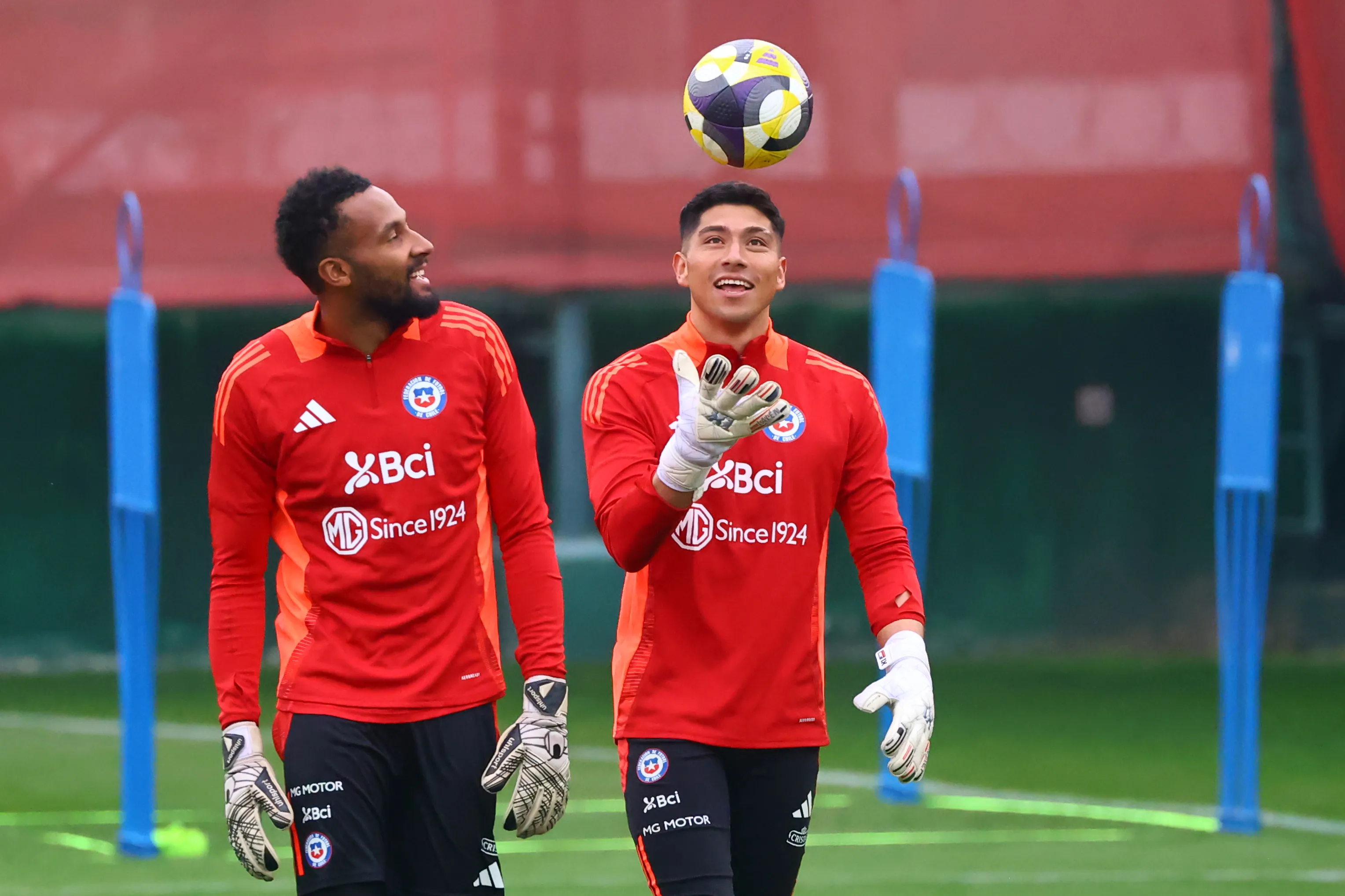 Vigouroux y Cortés son los arqueros de la selección chilena. Imagen: Photosport