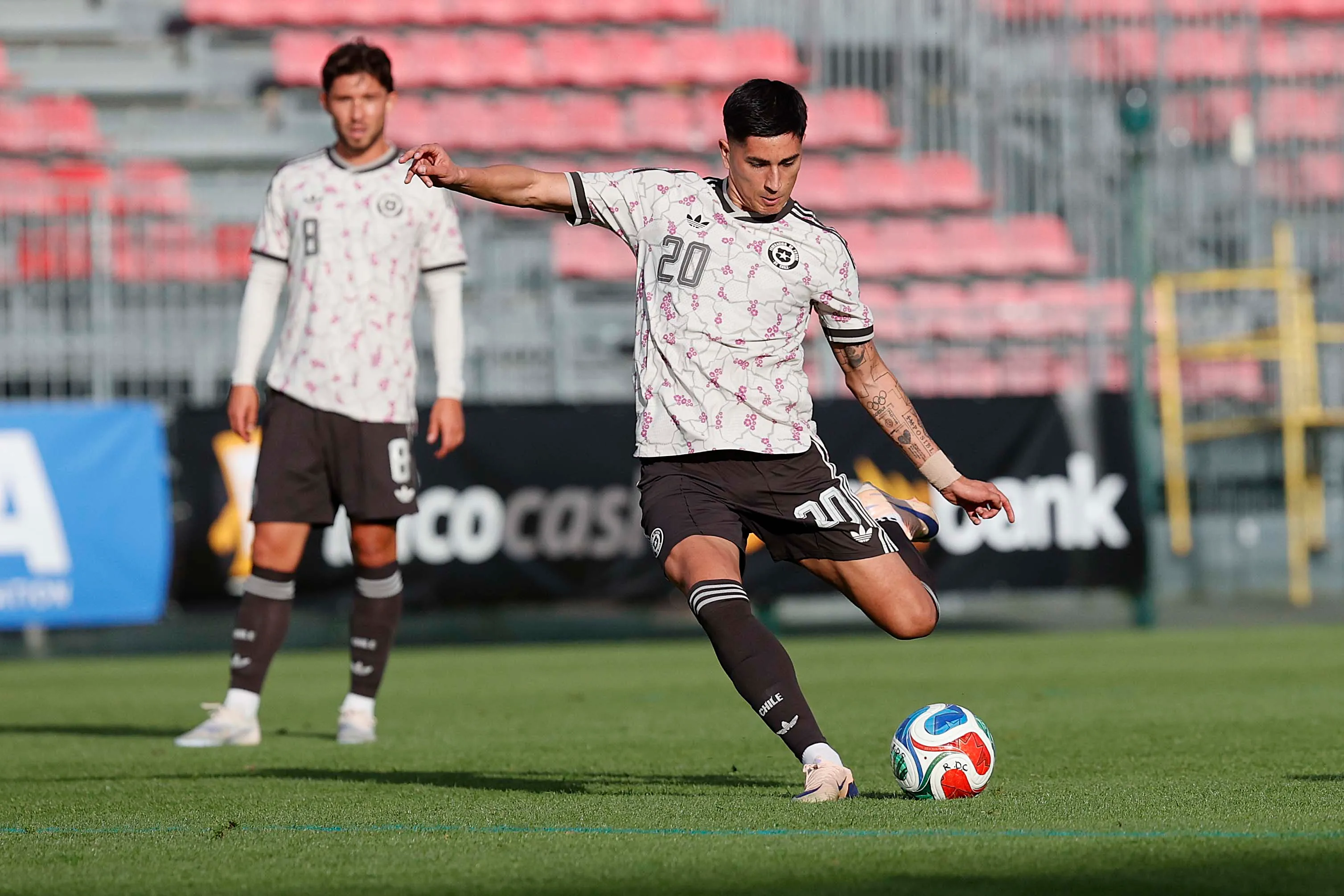 Matías Sepúlveda y su gran tiro libre ante la mirada del Pipe Loyola. (Foto: Carlos Parra | Comunicaciones FFCh).