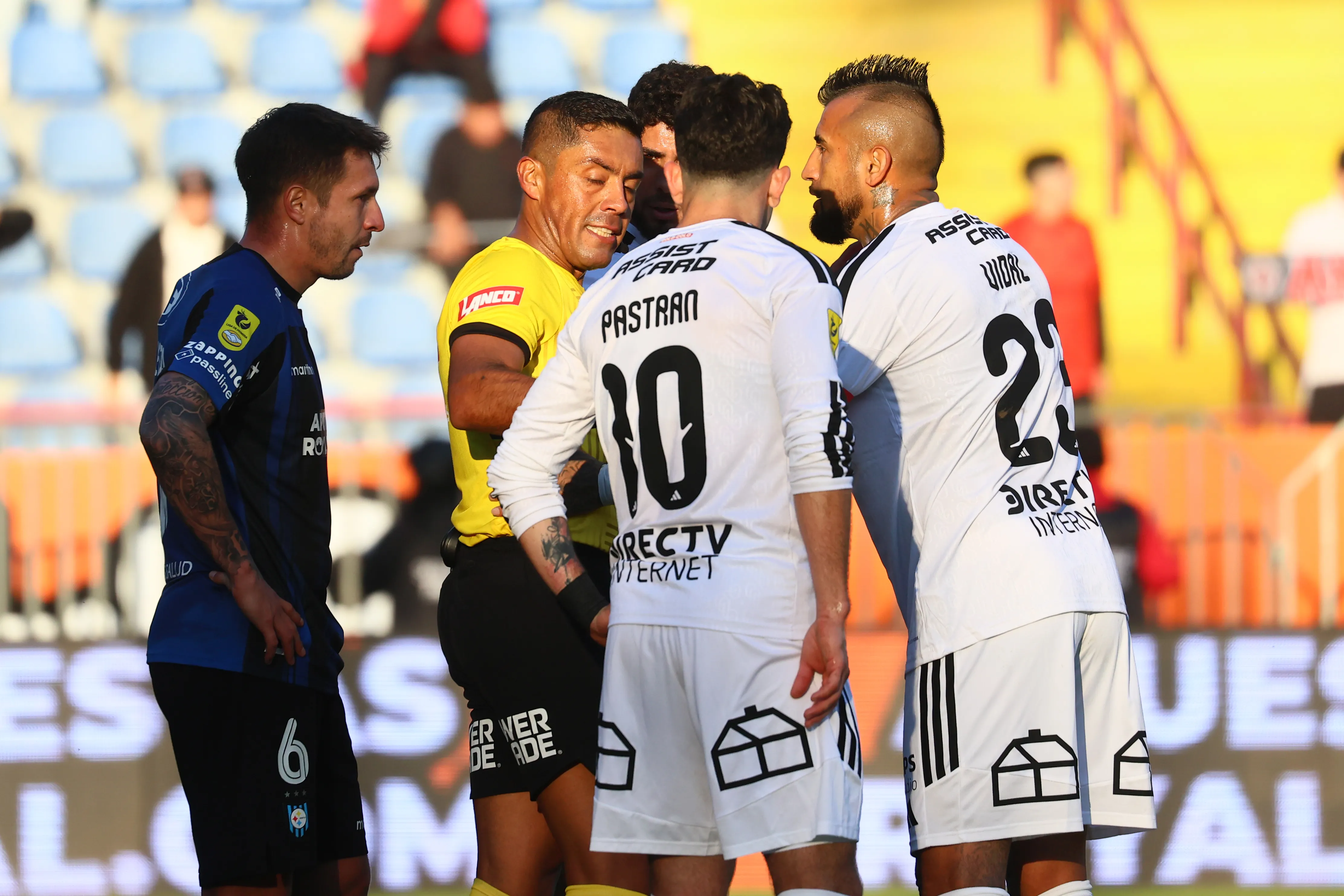 El árbitro  Nicolas Gamboa en polémica contra Colo Colo. Foto: Eduardo Fortes/Photosport
