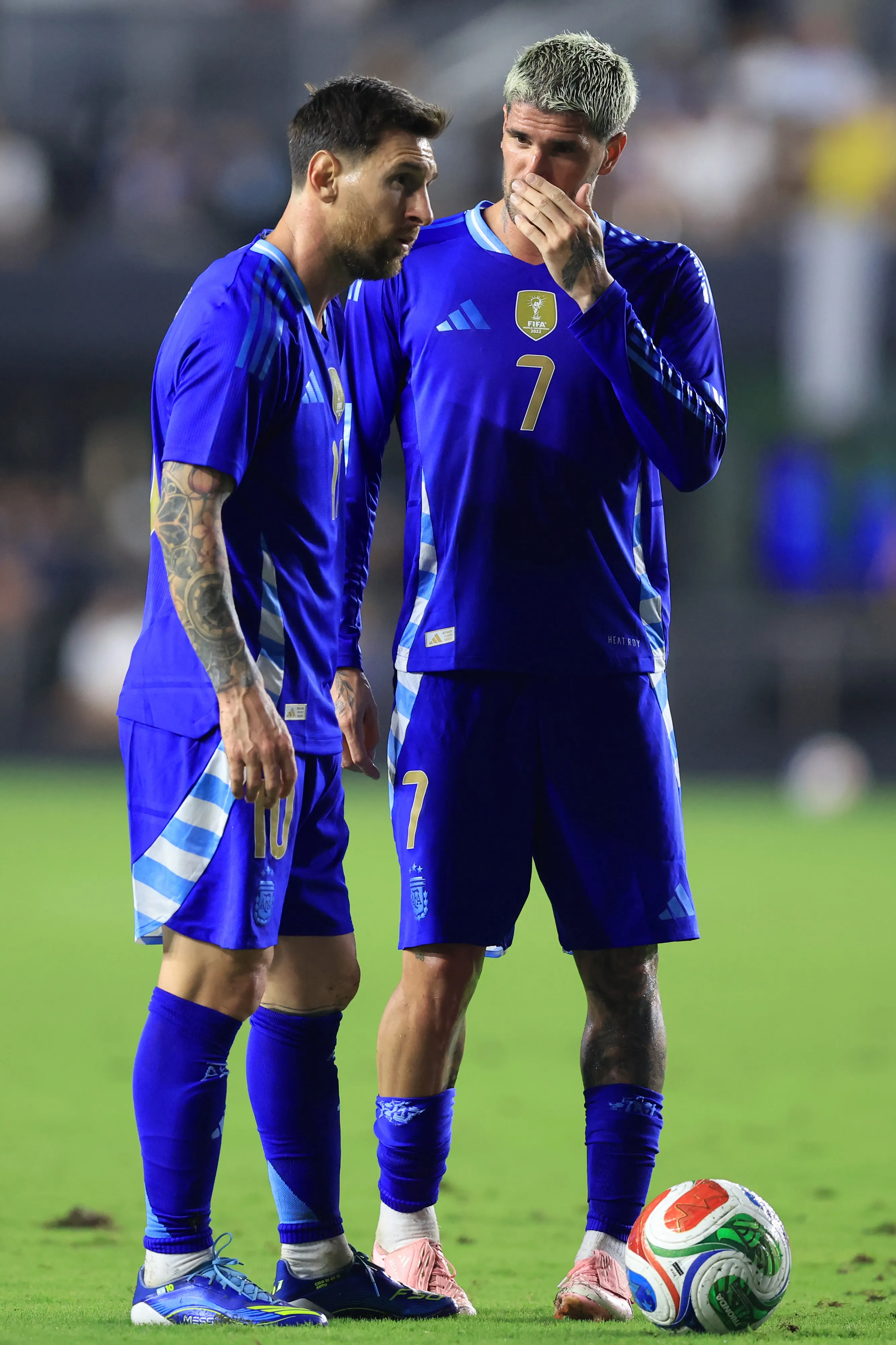 Gestos como el de Rodrigo de Paul ya no serán permitidos. Imagen: Getty