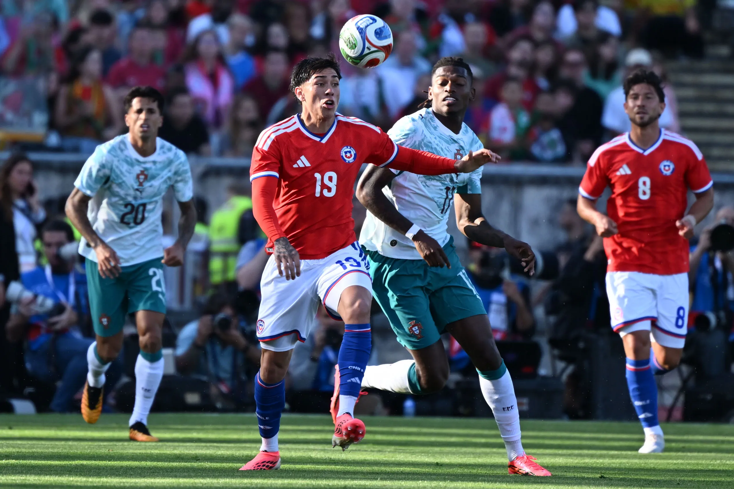 Claudio Bravo aseguró que Chile compitió con dos rivales que estaban lejos de disputar un partido serio. Foto: Photosport.