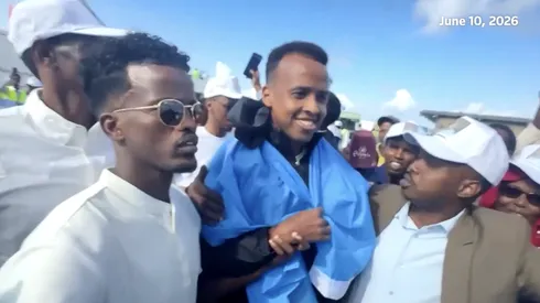 El árbitro Omar Abdulkadir Artan fue recibido como héroe