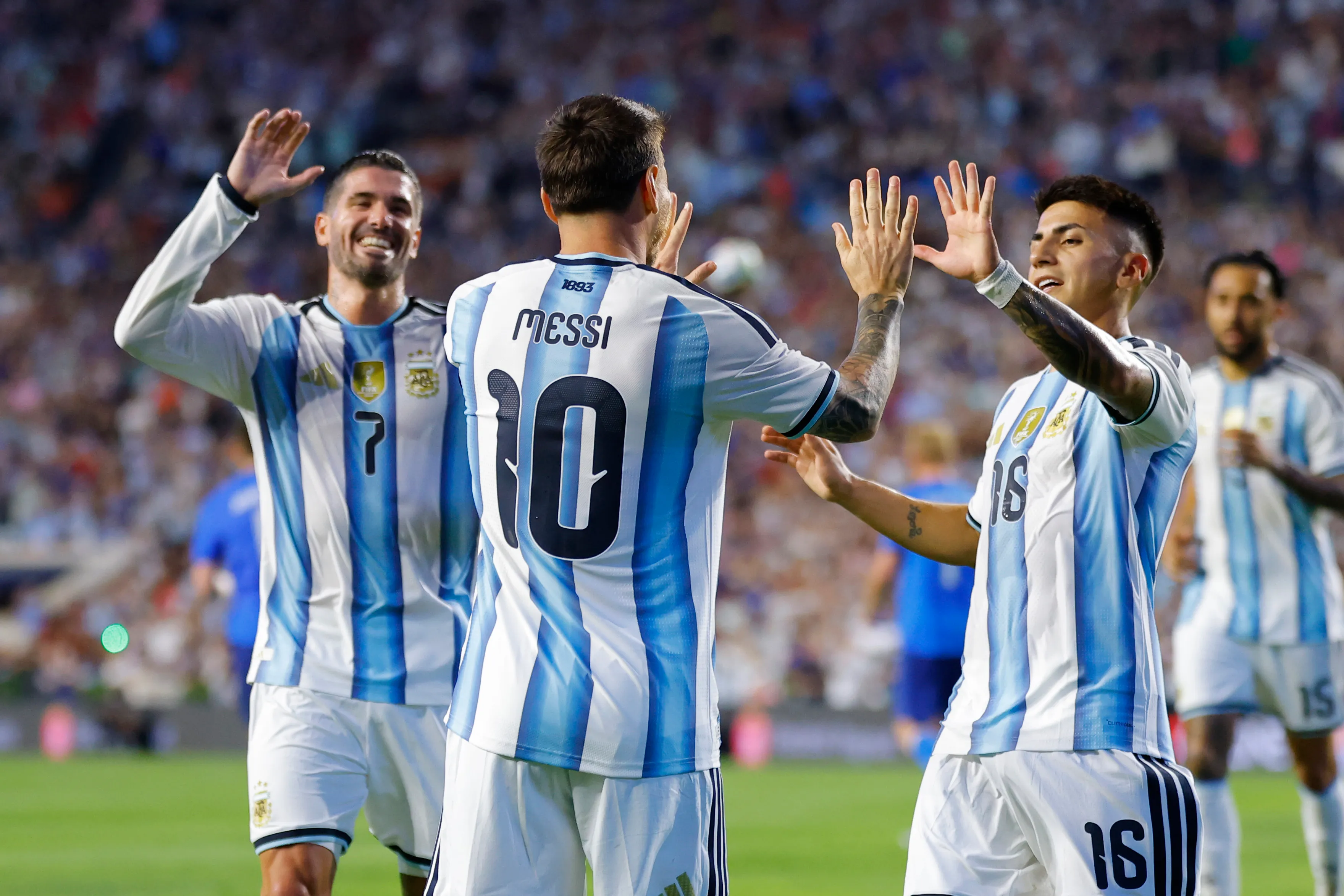 Lionel Messi celebra junto a Rodrigo de Paul y Thiago Almada. (Todd Kirkland/Getty Images).