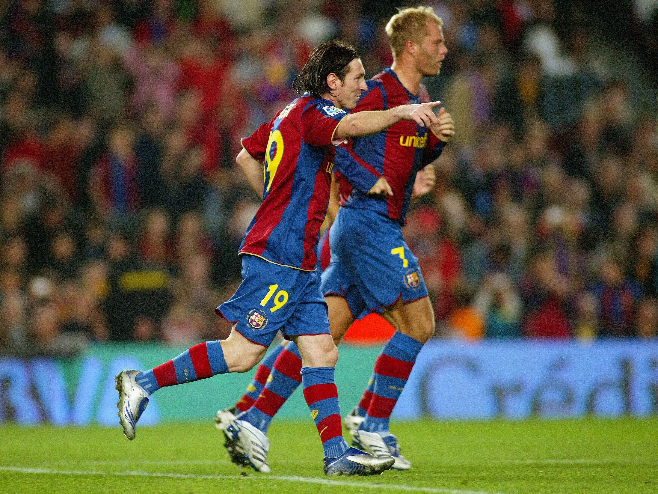 Lionel Messi celebra junto a Eidur Gudjohnsen en el Barcelona. (Bagu Blanco/Getty Images).