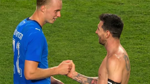 El tierno encuentro entre Messi y este atacante de 20 años que juega en Suecia.