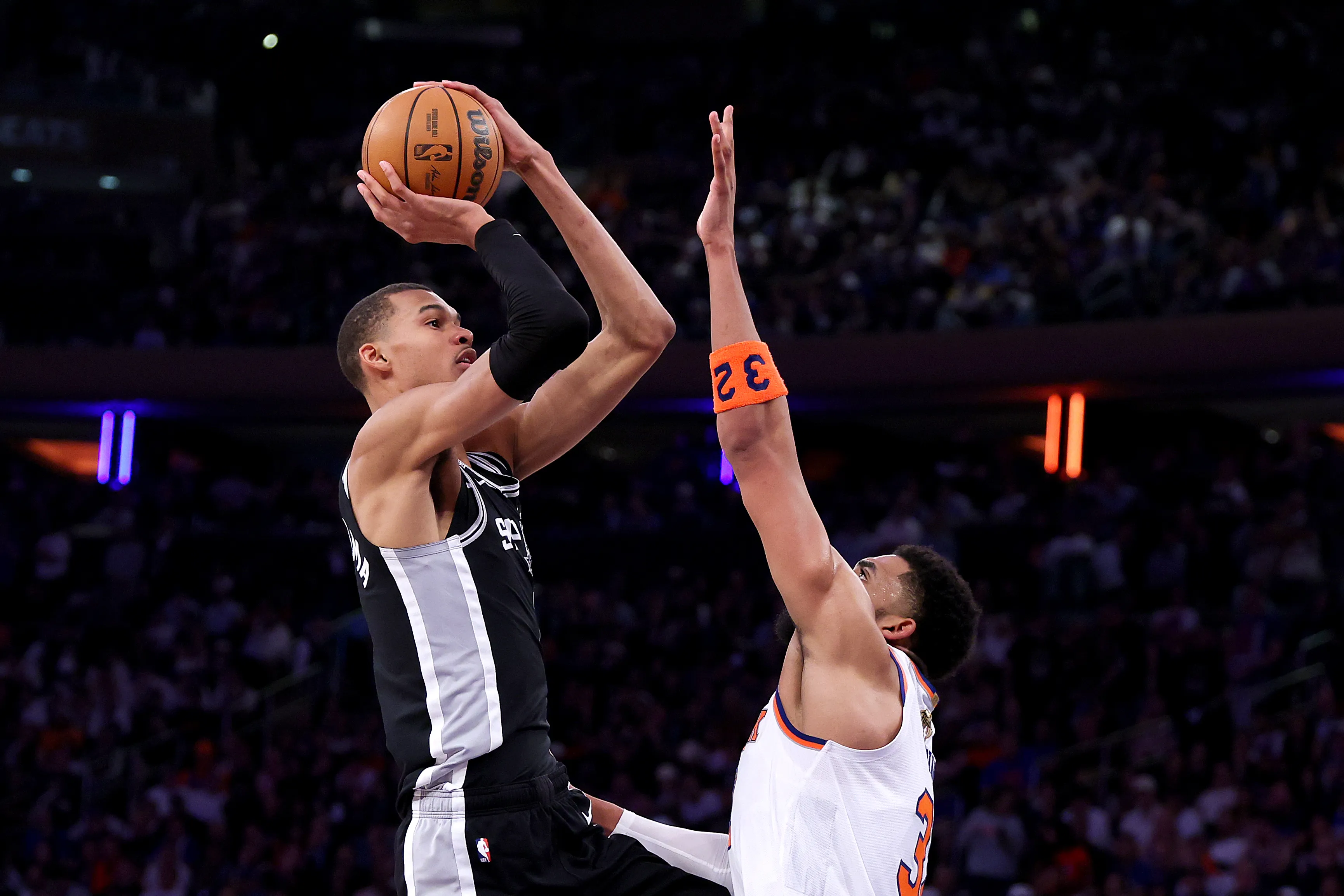 Los Spurs acortaron la ventaja dejando la serie 2-1 (Photo by Al Bello/Getty Images)