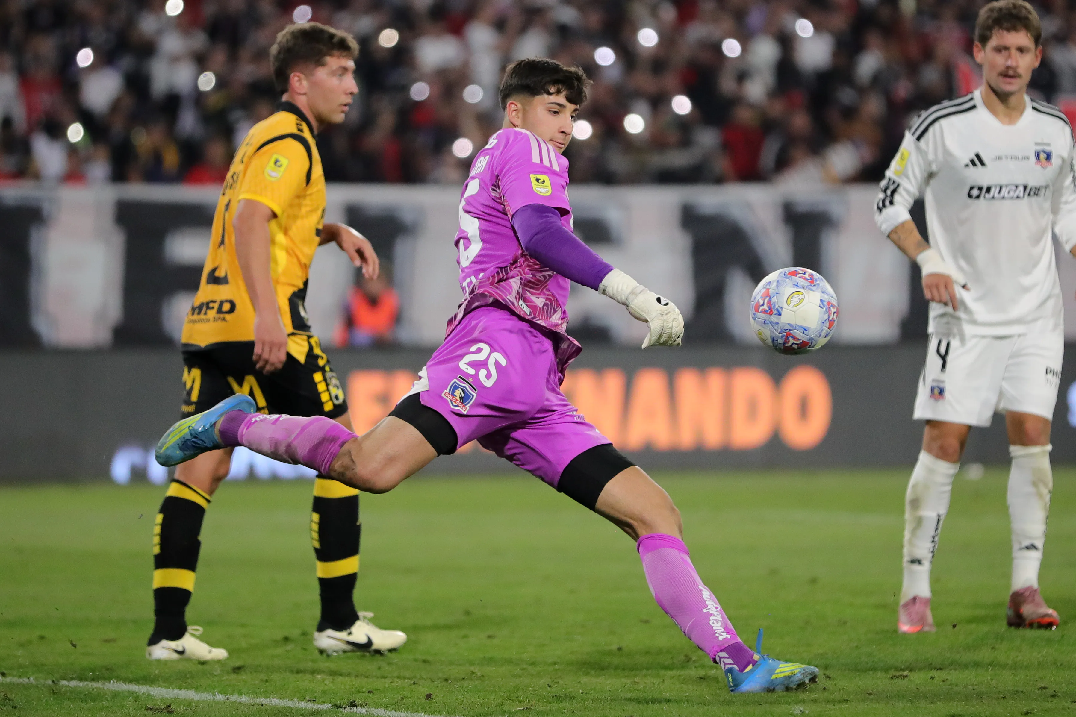 Gabriel Maureira en acción por Colo Colo. (Felipe Zanca/Photosport).