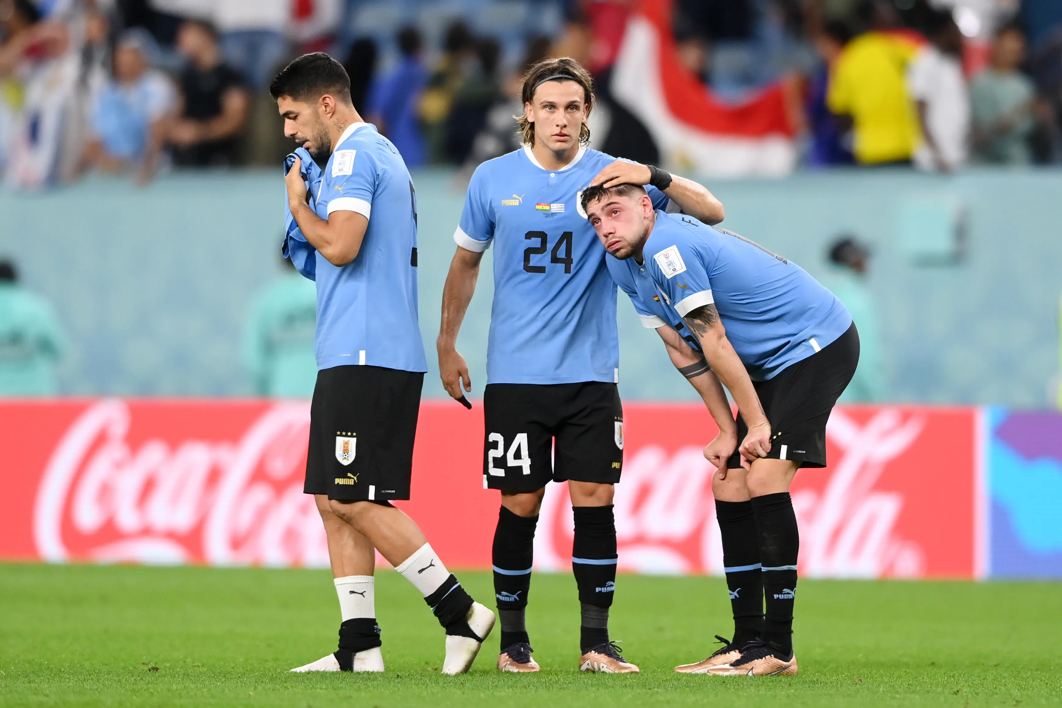 Luis Suárez, Agustín Canobbio y Federico Valverde tras la eliminación de Uruguay en los grupos de Qatar 2022. (Stu Forster/Getty Images)