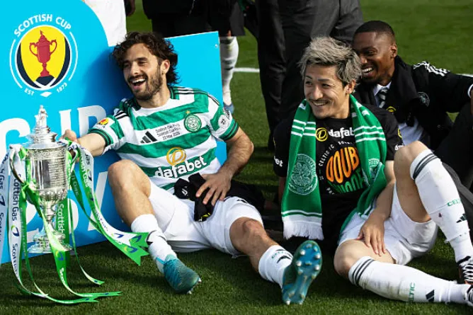 Marcelo Saracchi festeja uno de los dos trofeos que ganó con el Celtic. (Getty Images).