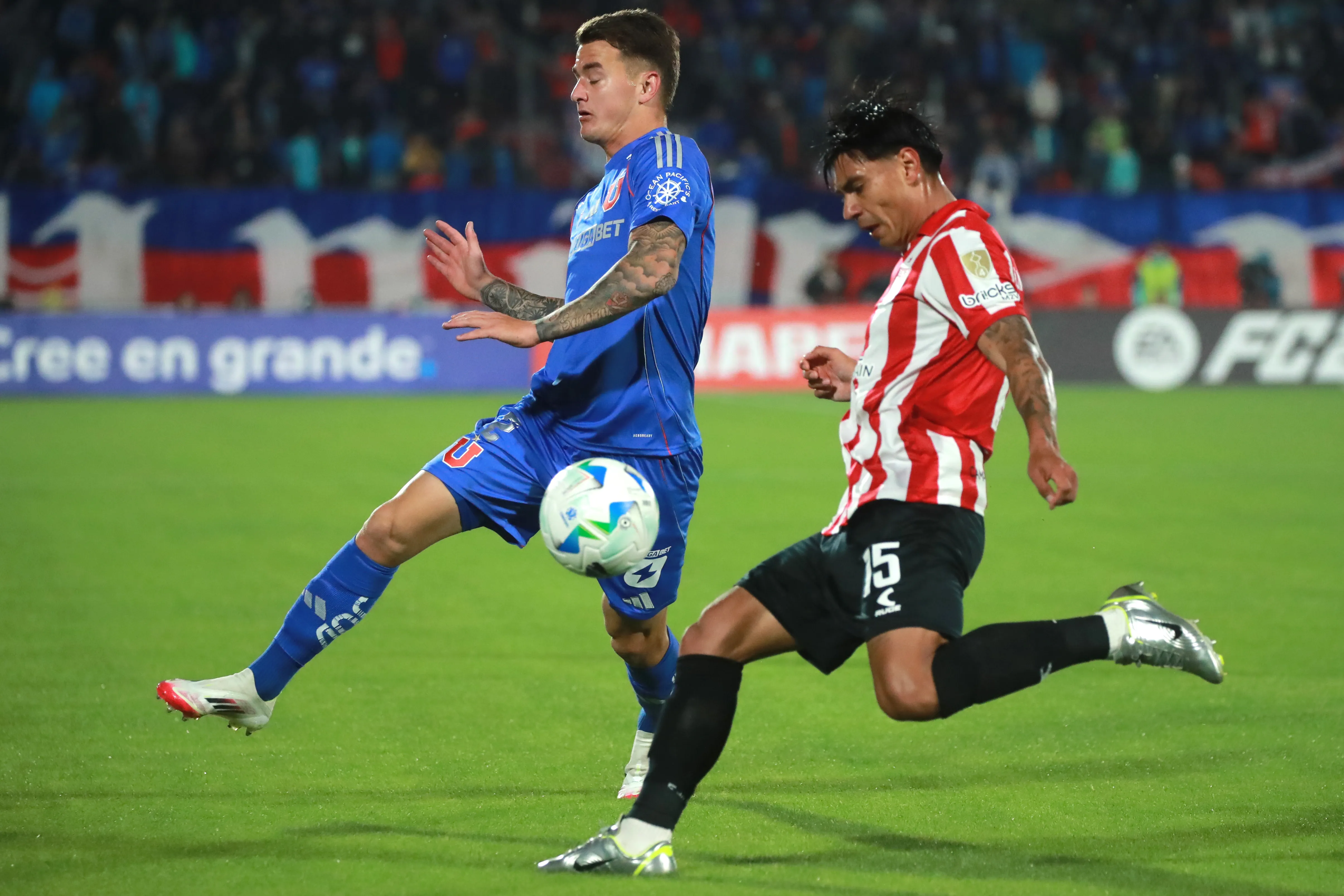 Santiago Arzamendia en acción ante U de Chile por la Libertadores 2025. (Jonnathan Oyarzun/Photosport).