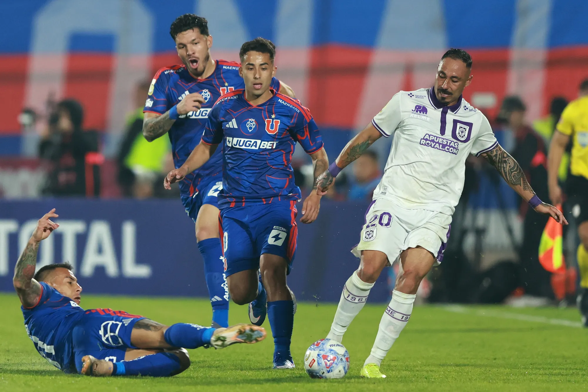 Eduardo Vargas y Assadi en la U: “No sé qué le pasa”.