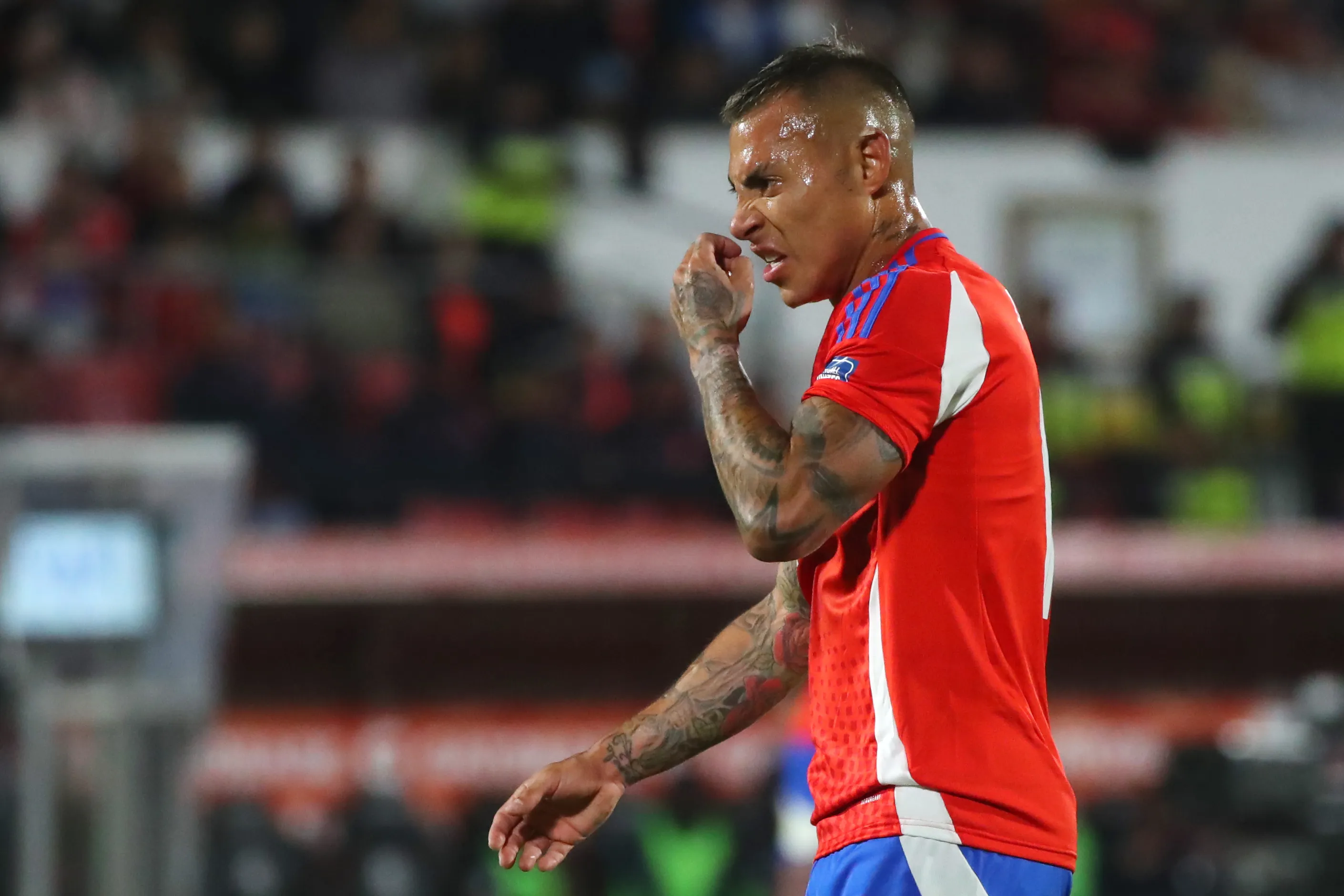 Eduardo Vargas ante Ecuador en las Eliminatorias rumbo al Mundial 2026. (Jonnathan Oyarzun/Photosport).