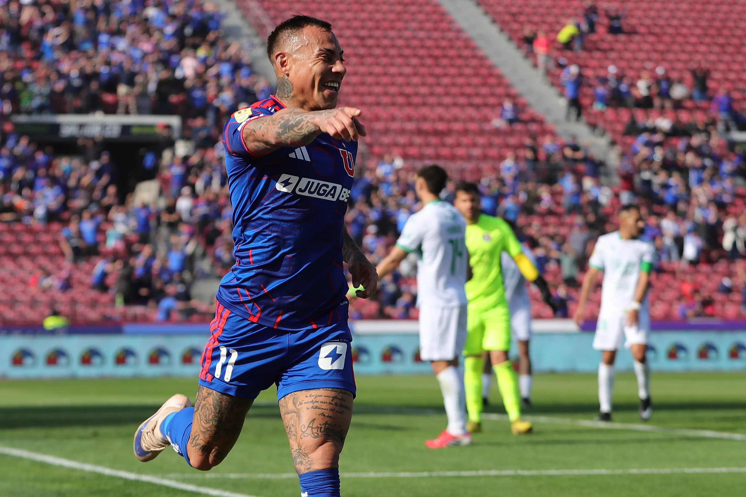 Eduardo Vargas celebra un gol ante Audax Italiano. (Felipe Zanca/Photosport).