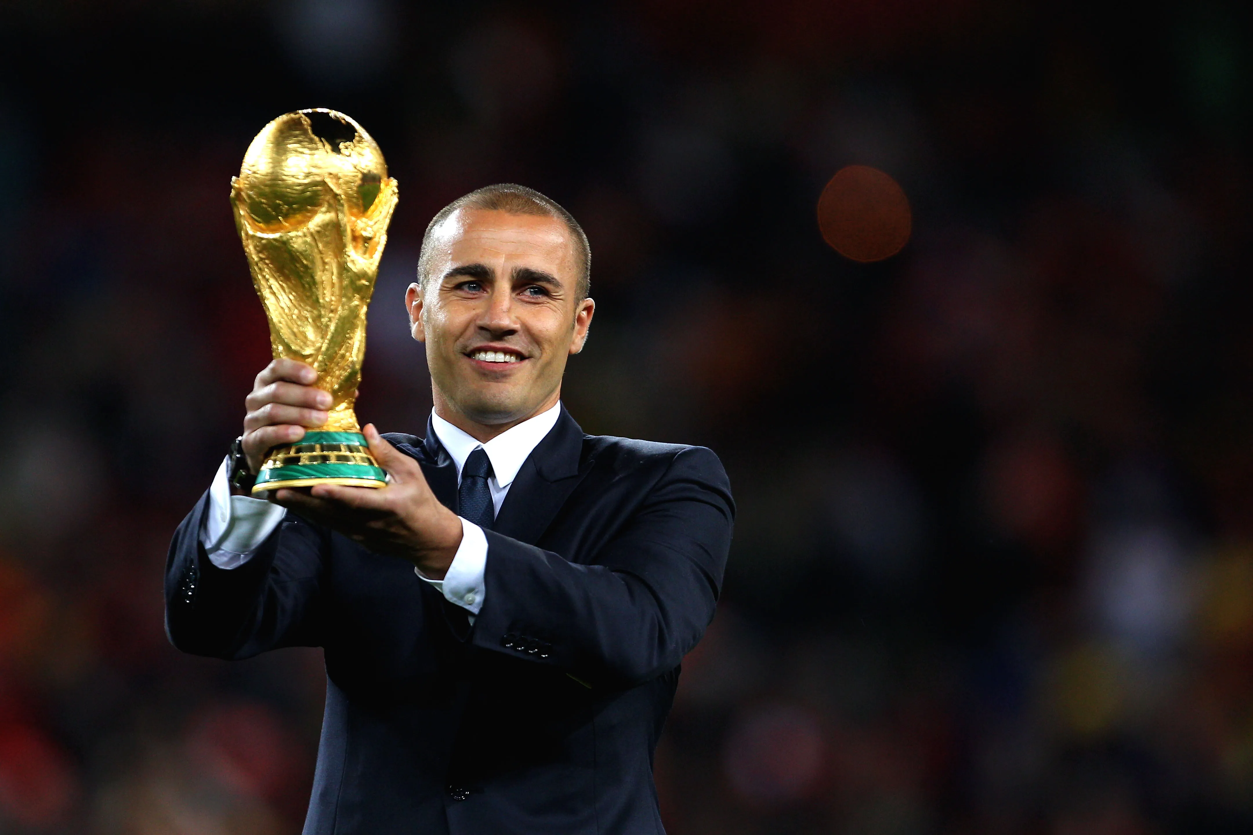 Fabio Cannavaro llevó el trofeo del Mundial a la gran final de Sudáfrica 2010 que España le ganó a Países Bajos. (Clive Rose/Getty Images).