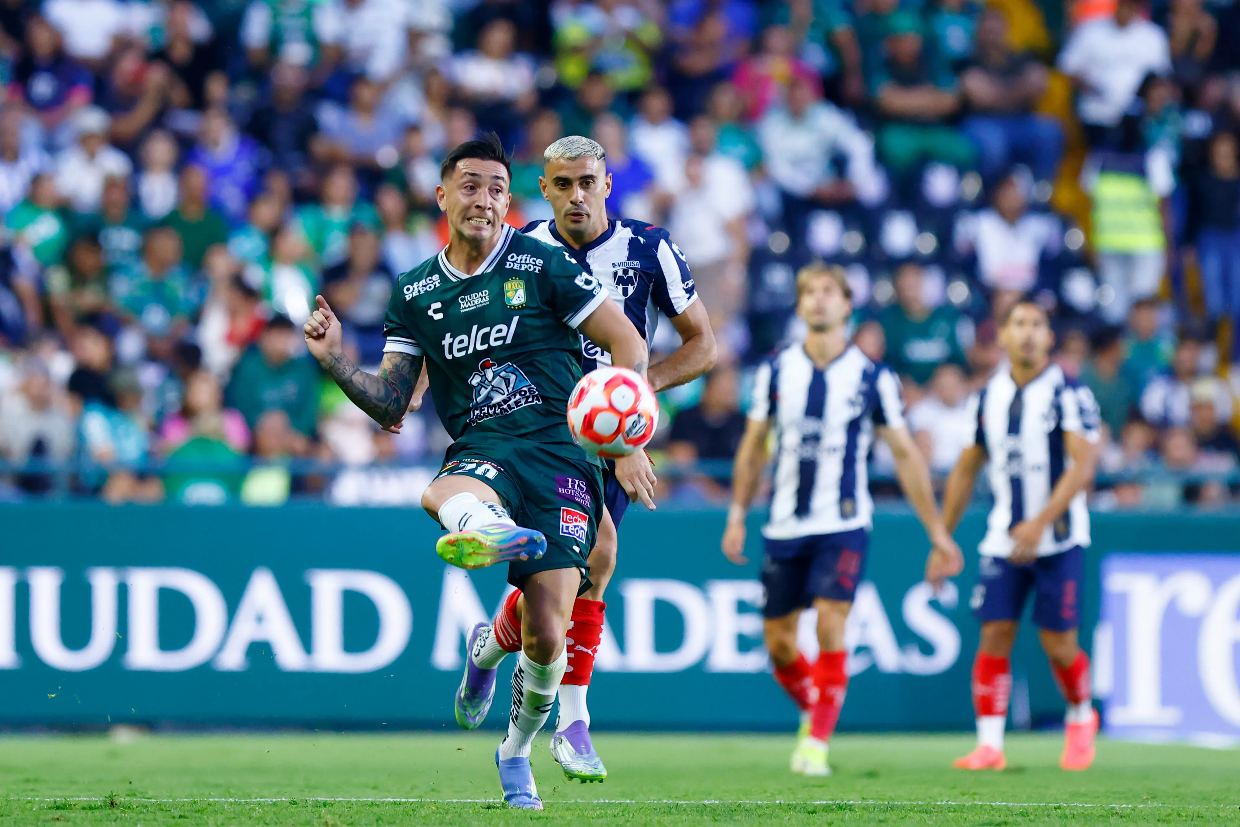 Rodrigo Echeverría en el León de México ante el Pachuca. (Leopoldo Smith/Getty Images).