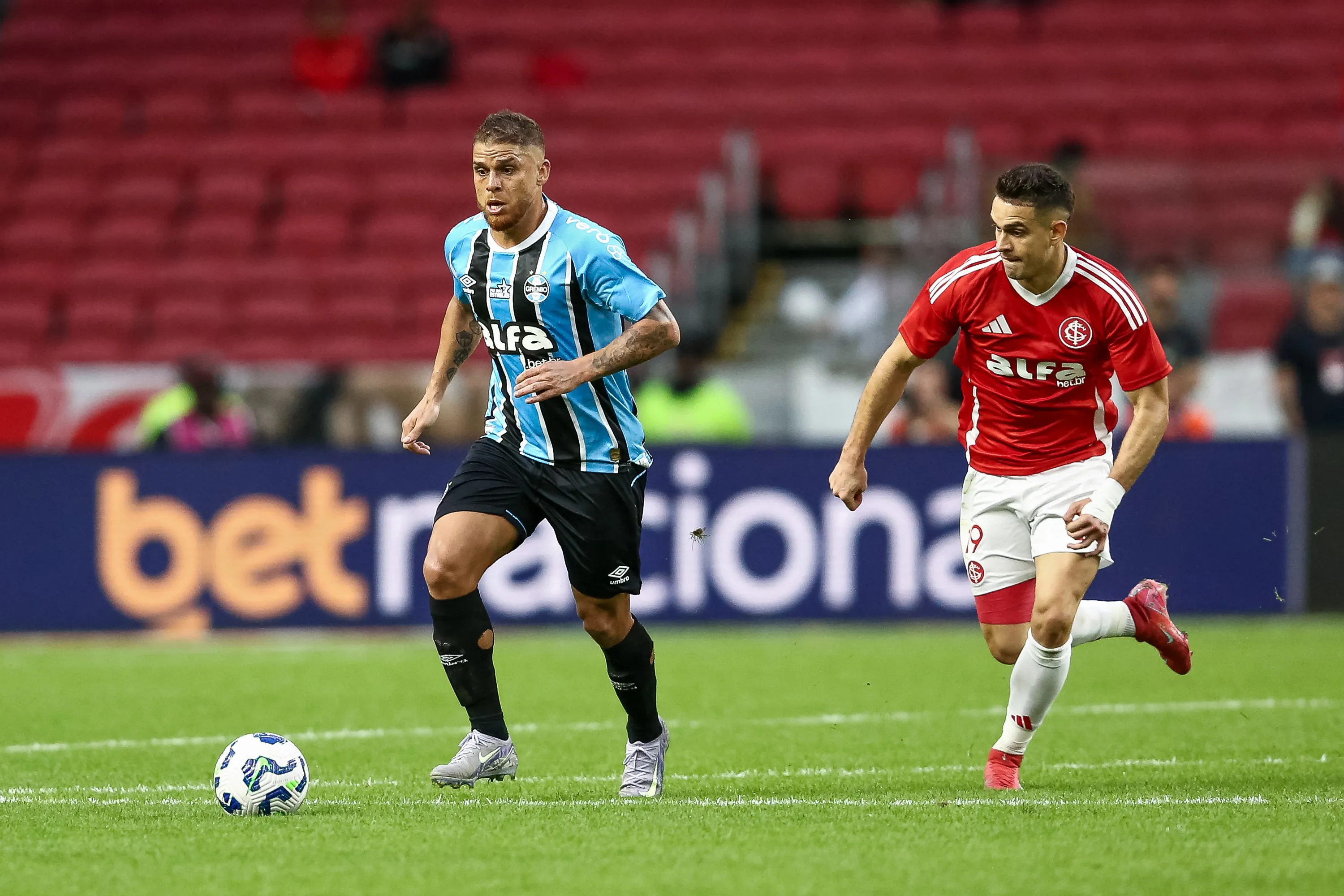 Gustavo Cuéllar en acción por Gremio. (Pedro H. Tesch/Getty Images).
