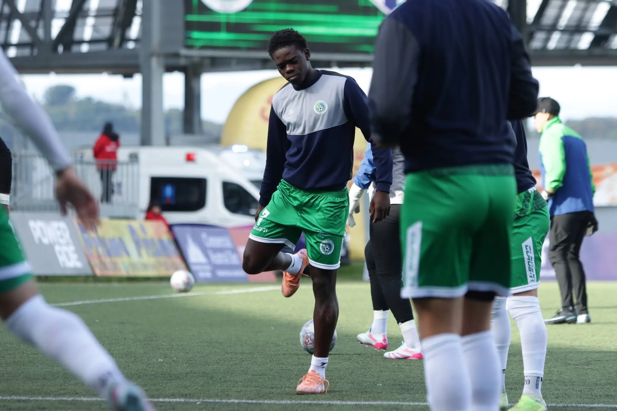 Manley Clerveaux fue ser cortado por su DT en Deportes Puerto Montt y ahora en Colo Colo le bajan los humos a un posible regreso. | Foto: Deportes Puerto Montt.