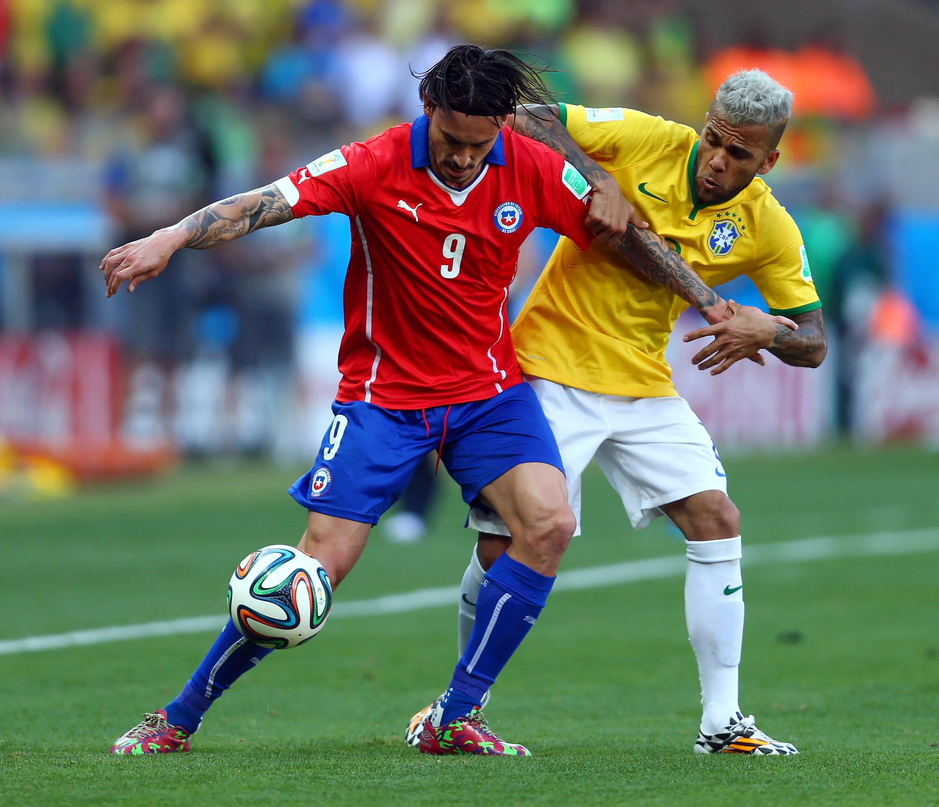 Mauricio Pinilla marcado por Dani Alves