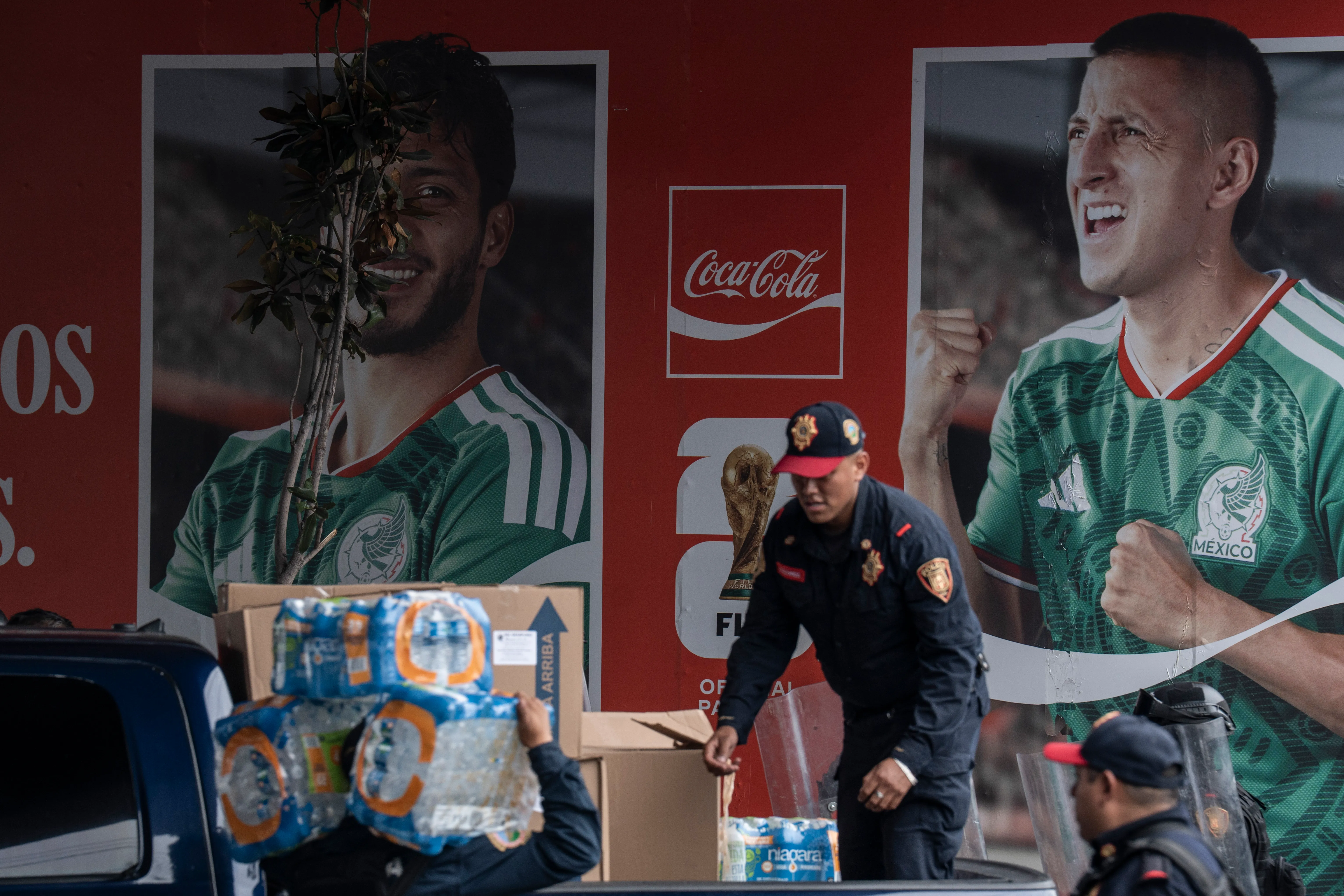 Los mexicanos tienen la costumbre de los partidos con cerveza en el estadio. (Photo by Cristopher Rogel Blanquet/Getty Images)