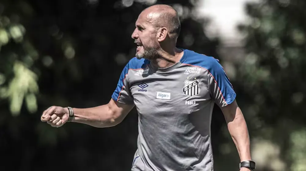 Pablo Fernández como PF del Santos de Brasil.