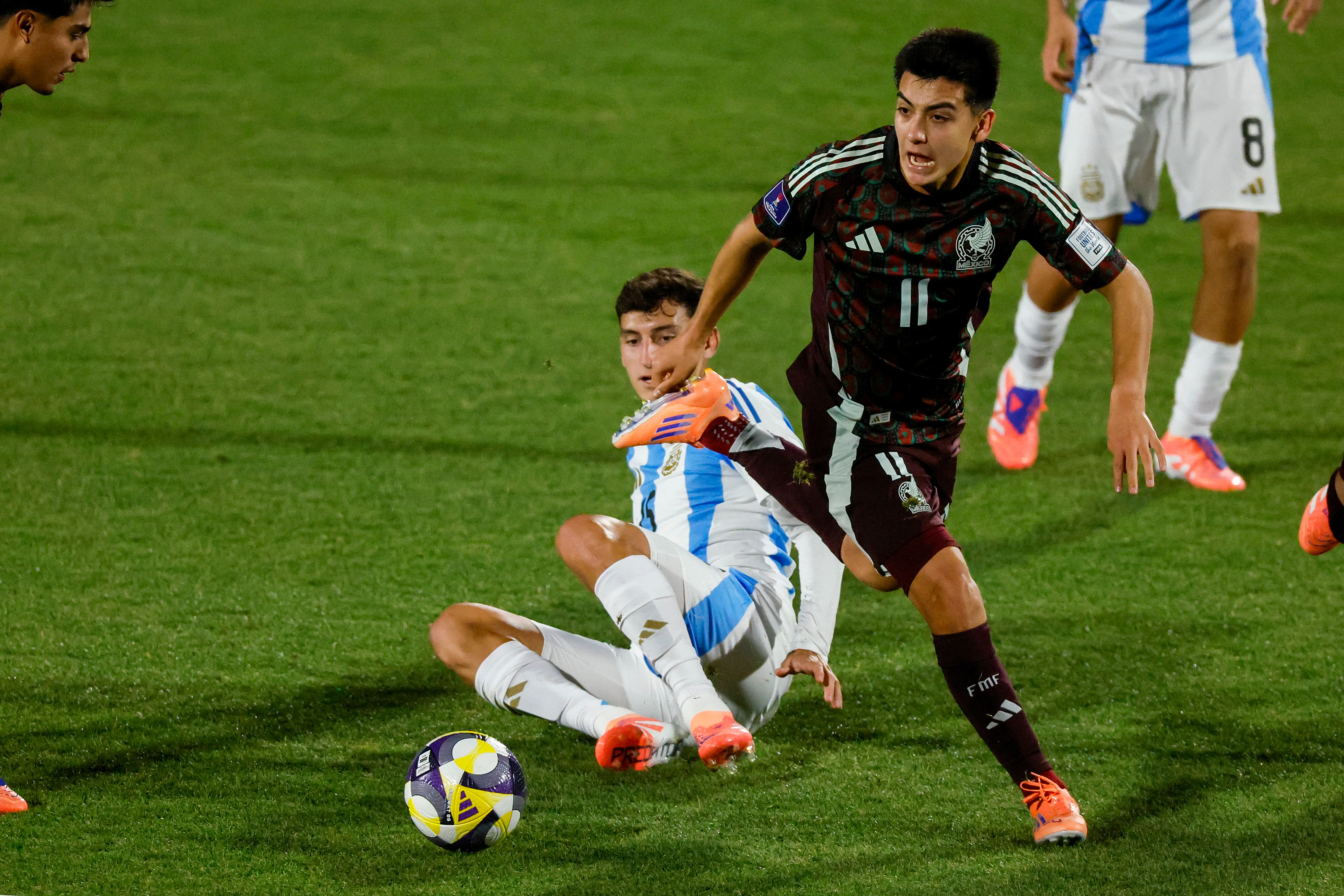 Gilberto Mora en acción ante Argentina, que eliminó a México del Mundial Sub 20 de Chile. (Andrés Piña/Photosport).